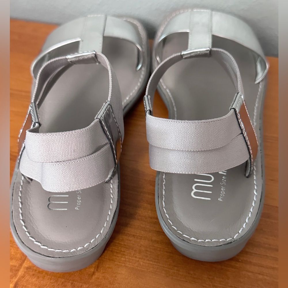 Women’s MUNRO silver leather flat sandals Size 7 - Picture 4 of 8